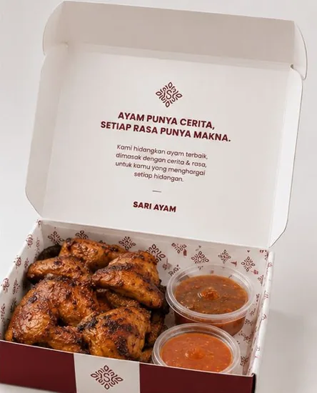 Kotak bungkus Sari Ayam berisi ayam dan sambal
