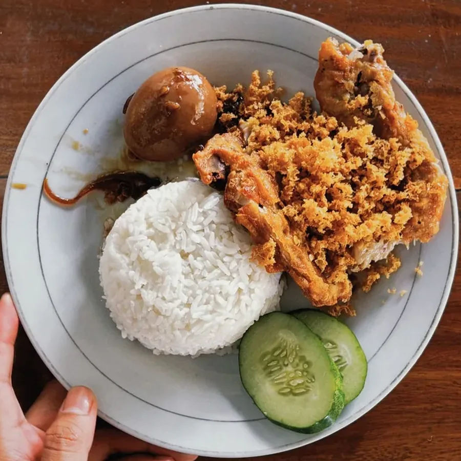 Sepinggan nasi, ayam goreng berserunding, telur dan timun